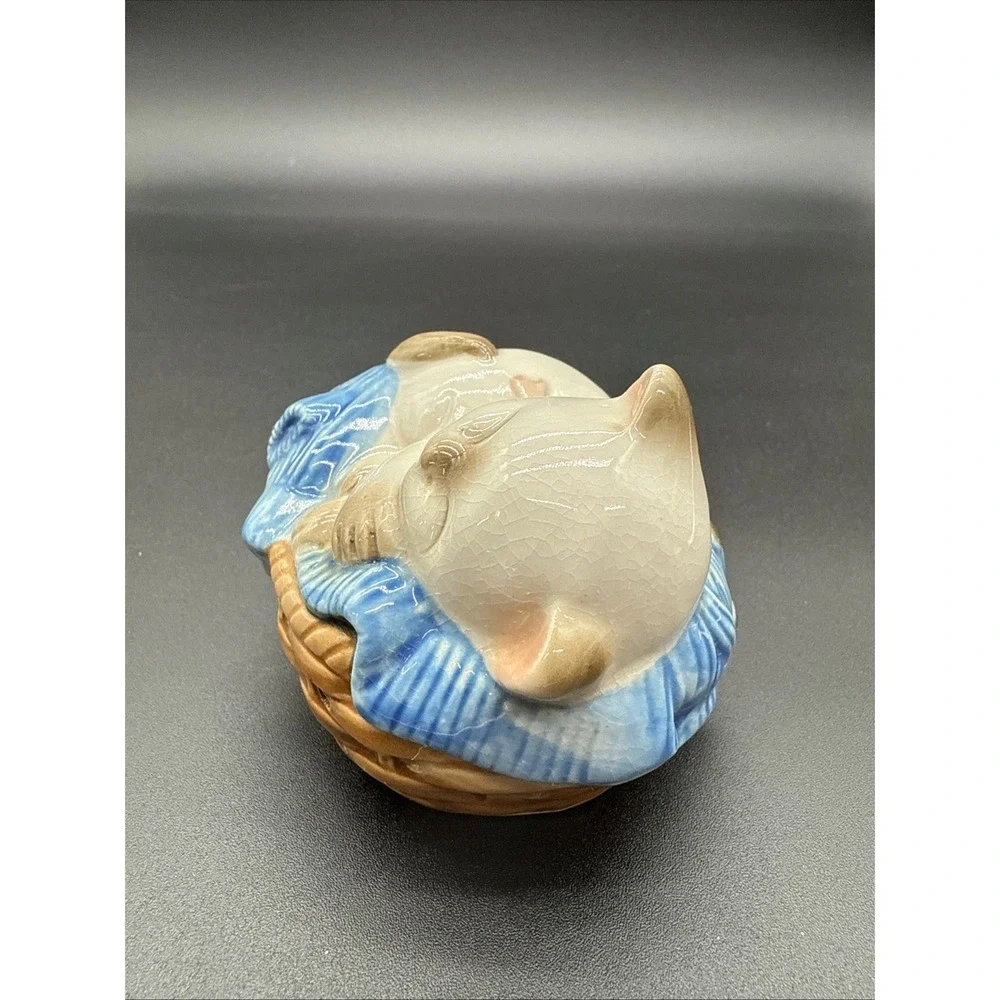 1983 AVON Ceramic Sleeping Siamese Kitty Cat in Basket potpourri Holder Figurine